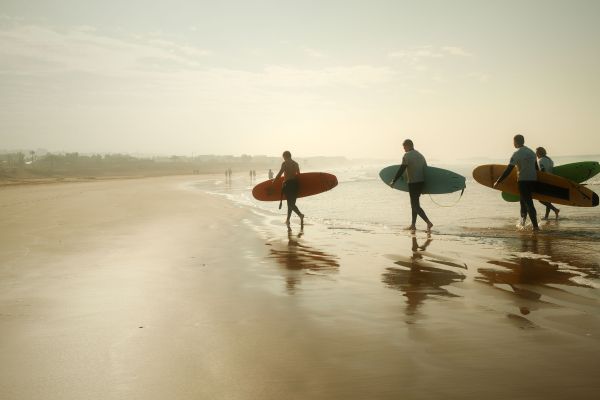 Les 5 surf camps incontournables à découvrir à tamraght, maroc